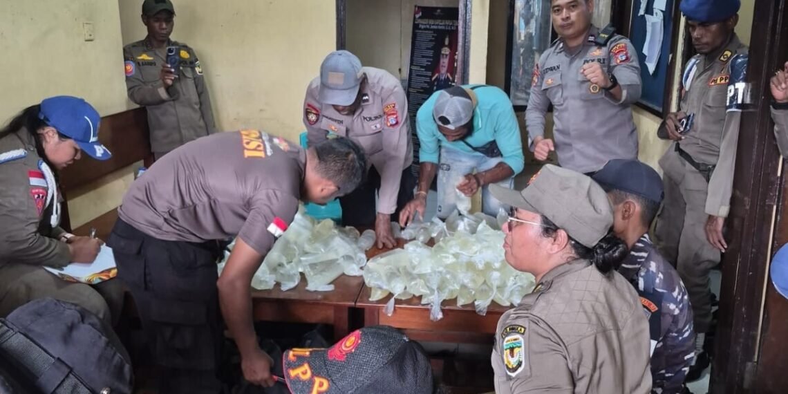 Lagi, Polisi Amankan Ratusan Miras Lokal dan Pemiliknya Saat Razia Penumpang di Pelabuhan Poumako