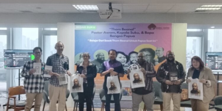 Sejumlah Akademisi dan Aktivis Tampil Dalam Acara Bedah Buku Tokoh Bangsa Papua Thom Beanal di Gedung Tempo Jakarta