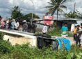 Bus Mini Hilang Kendali Terguling Masuk Parit di Jalan Hasanudin Irigasi Mimika