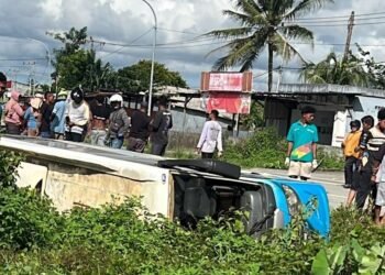 Bus Mini Hilang Kendali Terguling Masuk Parit di Jalan Hasanudin Irigasi Mimika