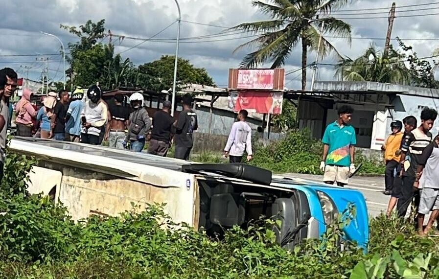Bus Mini Hilang Kendali Terguling Masuk Parit di Jalan Hasanudin Irigasi Mimika