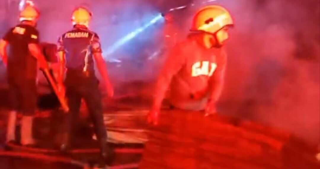 Si Jago Merah Lalap Habis Bangunan Bekas Toko Mebel di Jalan Cendrawasih Mimika