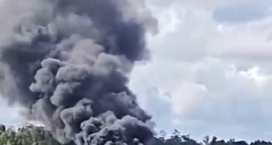 Heboh! Asap Hitam Membumbung Tinggi, Kapal Ikan Terbakar di Pelabuhan Perikan Pomako Timika