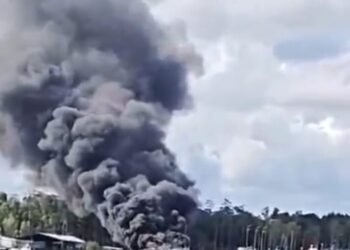 Heboh! Asap Hitam Membumbung Tinggi, Kapal Ikan Terbakar di Pelabuhan Perikan Pomako Timika