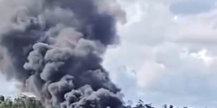 Heboh! Asap Hitam Membumbung Tinggi, Kapal Ikan Terbakar di Pelabuhan Perikan Pomako Timika