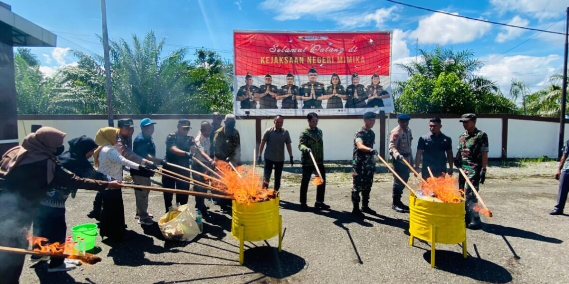 Kejari Musnahkan Ribuan Barang Bukti dari 52 Perkara Inkrah