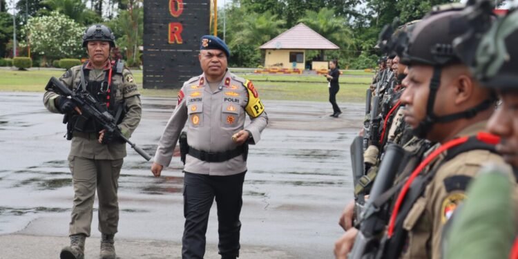 Kapolda Papua Tengah Pimpin Apel Rotasi Personil Satgas Amole Pengamanan PT Freeport