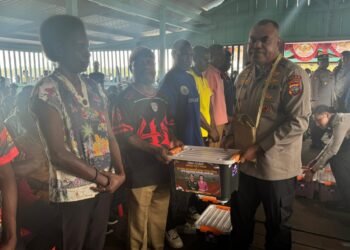 Kapolda Papua Tengah Lakukan Baksos dan Bakes Untuk Warga Pulau Karaka