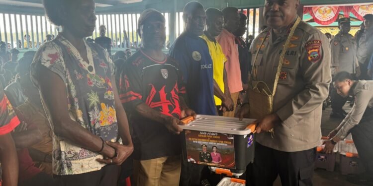 Kapolda Papua Tengah Lakukan Baksos dan Bakes Untuk Warga Pulau Karaka