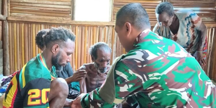 Tim Kesehatan Satgas TMMD Gerak Cepat Layani Warga yang Sakit