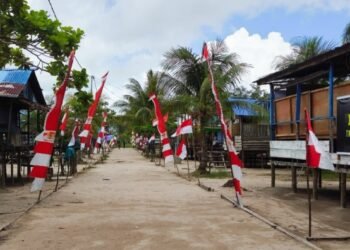 Satgas TMMD dan Warga Pasang Umbul-Umbul Sambut Kunjungan Tim Wasev di Kampung Keakwa