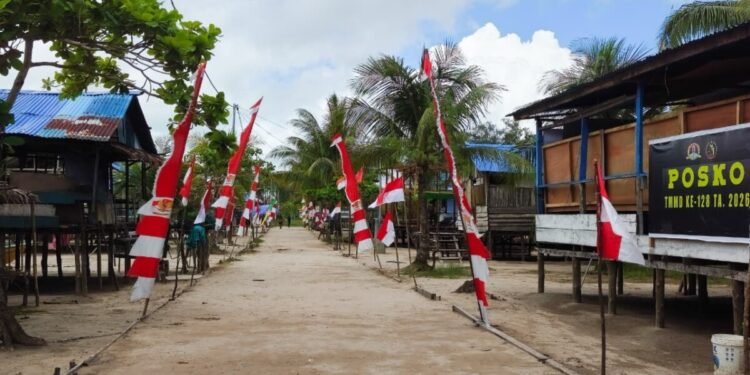 Satgas TMMD dan Warga Pasang Umbul-Umbul Sambut Kunjungan Tim Wasev di Kampung Keakwa