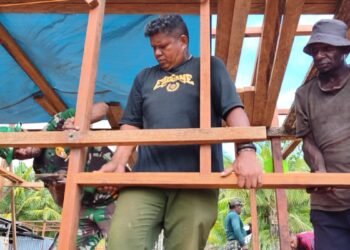Pemasangan Rangka Dinding Rumah Mulai Dikerjakan, Progres TMMD di Kampung Keakwa Terus Meningkat