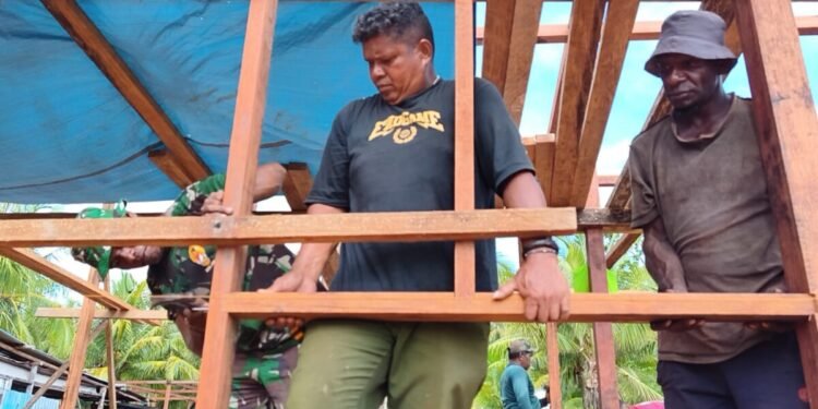 Pemasangan Rangka Dinding Rumah Mulai Dikerjakan, Progres TMMD di Kampung Keakwa Terus Meningkat