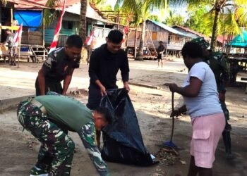 Satgas TMMD Bersama Warga Kerja Bakti Bersihkan Lingkungan Kampung Keakwa