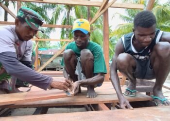 Pemasangan Lantai Rumah TMMD di Kampung Keakwa Rampung