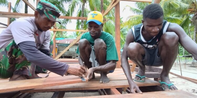 Pemasangan Lantai Rumah TMMD di Kampung Keakwa Rampung