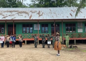 Antusiasme Tinggi Warnai Upacara Hardiknas di SD Naena Kekwa Bersama Satgas TMMD