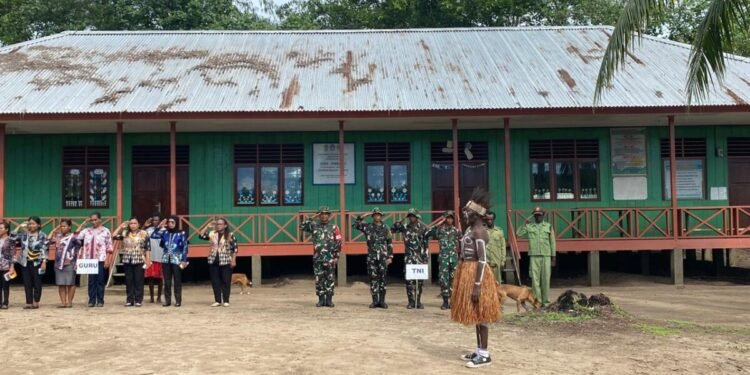 Antusiasme Tinggi Warnai Upacara Hardiknas di SD Naena Kekwa Bersama Satgas TMMD
