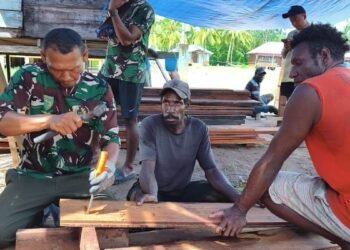 Semangat Gotong Royong Warnai Kekompakan Satgas TMMD dan Warga di Kampung Keakwa