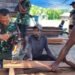 Semangat Gotong Royong Warnai Kekompakan Satgas TMMD dan Warga di Kampung Keakwa