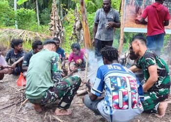 Kebersamaan Terjalin, Satgas TMMD dan Warga Ngobrol Santai Usai Kerja Bedengan