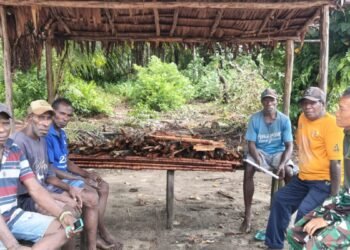 Duduk Bareng Warga, Satgas TMMD Laksanakan Komsos di Kampung Keakwa