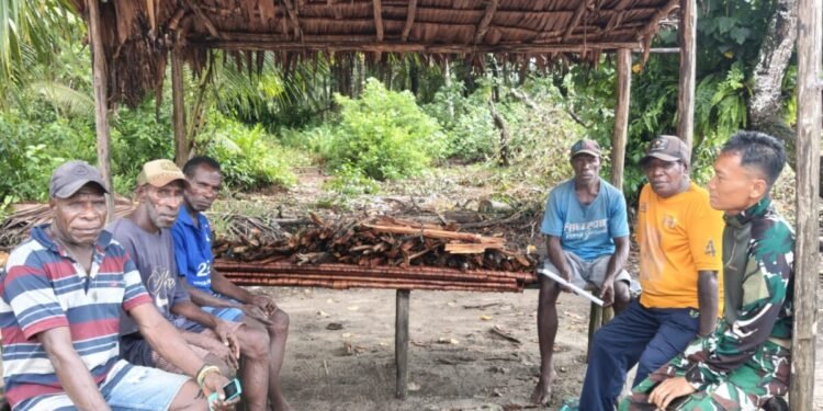 Duduk Bareng Warga, Satgas TMMD Laksanakan Komsos di Kampung Keakwa