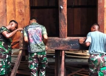 Pemasangan Tangga MCK Umum Mulai Dikerjakan, Satgas TMMD Tingkatkan Akses dan Keamanan