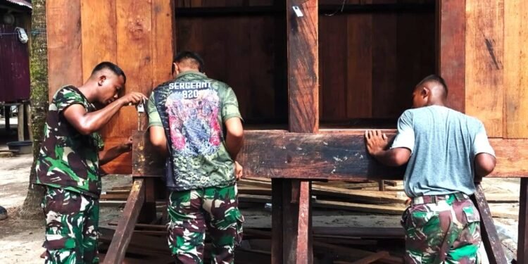 Pemasangan Tangga MCK Umum Mulai Dikerjakan, Satgas TMMD Tingkatkan Akses dan Keamanan