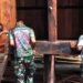 Pemasangan Tangga MCK Umum Mulai Dikerjakan, Satgas TMMD Tingkatkan Akses dan Keamanan