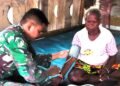 Menyusuri Kampung, Tim Kesehatan Satgas TMMD Layani Warga dari Rumah ke Rumah