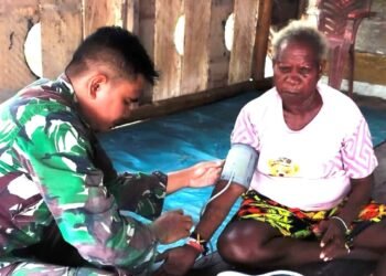 Menyusuri Kampung, Tim Kesehatan Satgas TMMD Layani Warga dari Rumah ke Rumah