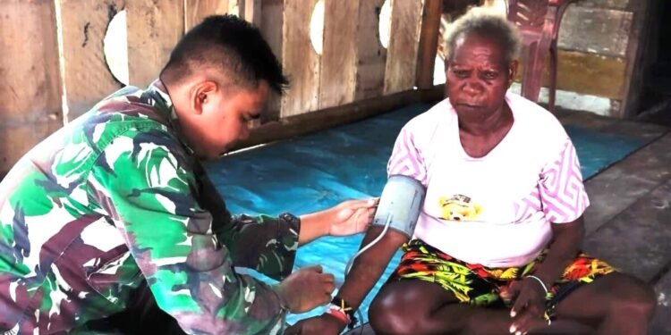Menyusuri Kampung, Tim Kesehatan Satgas TMMD Layani Warga dari Rumah ke Rumah