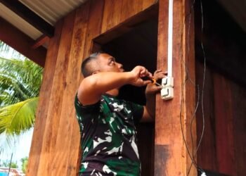 Satgas TMMD Pasang Instalasi Listrik pada MCK Umum Demi Kenyamanan Warga Keakwa