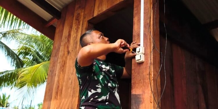Satgas TMMD Pasang Instalasi Listrik pada MCK Umum Demi Kenyamanan Warga Keakwa