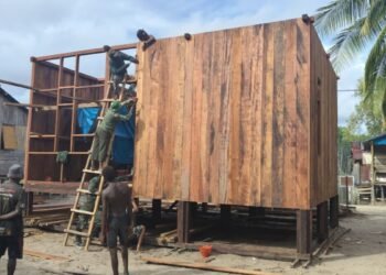 Satgas TMMD Kodim 1710/Mimika Tuntaskan Pemasangan Dinding, Progres Rumah Capai 50 Persen