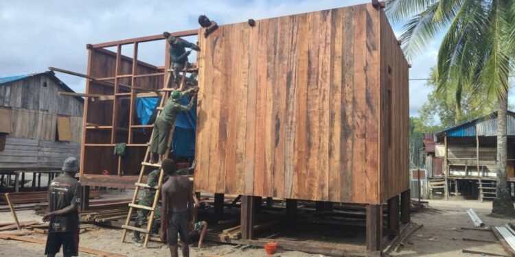 Satgas TMMD Kodim 1710/Mimika Tuntaskan Pemasangan Dinding, Progres Rumah Capai 50 Persen