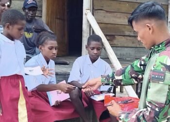 Tingkatkan Semangat Belajar, Satgas TMMD Bagikan Alat Tulis kepada Anak-Anak di Keakwa