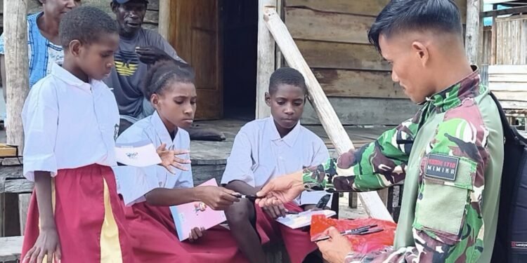 Tingkatkan Semangat Belajar, Satgas TMMD Bagikan Alat Tulis kepada Anak-Anak di Keakwa