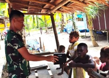 Satgas TMMD Bagikan Ransum kepada Anak-Anak di Lokasi TMMD
