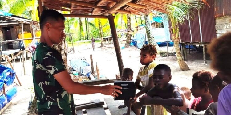 Satgas TMMD Bagikan Ransum kepada Anak-Anak di Lokasi TMMD