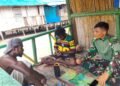 Hangat dan Akrab, Serda Yohanis Patadungan Sambangi Warga di Lokasi TMMD