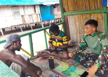 Hangat dan Akrab, Serda Yohanis Patadungan Sambangi Warga di Lokasi TMMD