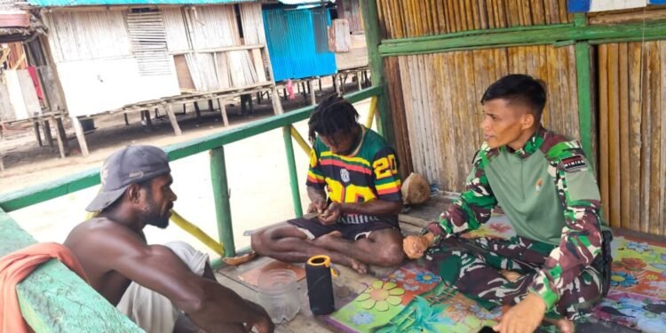 Hangat dan Akrab, Serda Yohanis Patadungan Sambangi Warga di Lokasi TMMD