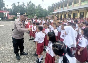 Polsek Miru Beri Edukasi dan Motivasi Pembentukan Karakter pada Siswa SDN 4 Mimika