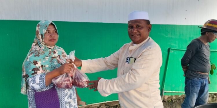 Masjid Asy-Syuhada’ Sembelih 3 Ekor Sapi dan 1 Ekor Kambing Langsung Dibagikan ke Fakir Miskin