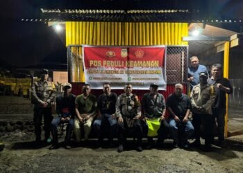 Kesadaran Keamanan Lingkungan Meningkat, Pos Peka Terus Bertambah di Timika, Polsek Miru Serahkan Rompi dan Benner