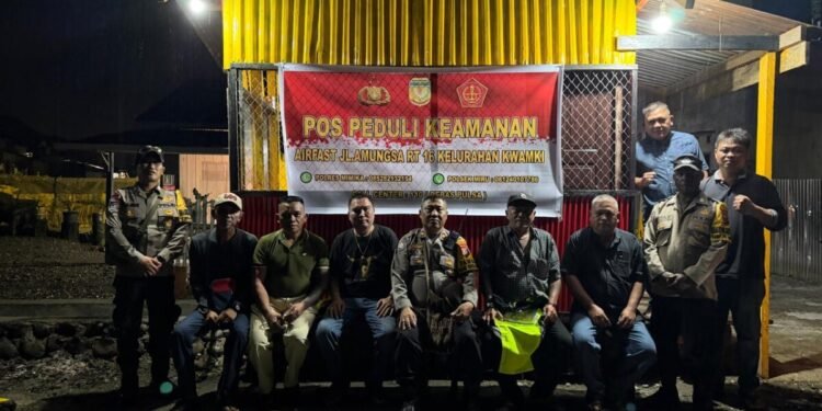Kesadaran Keamanan Lingkungan Meningkat, Pos Peka Terus Bertambah di Timika, Polsek Miru Serahkan Rompi dan Benner