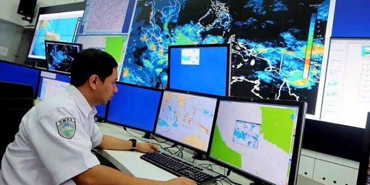 BMKG Peringatkan Hujan Sedang hingga Lebat Disertai Petir di Sebagian Besar Mimika